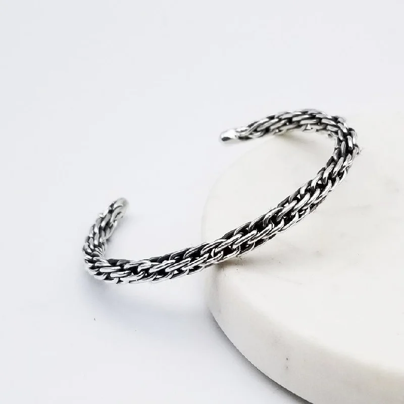 TWISTED CHAIN CUFF